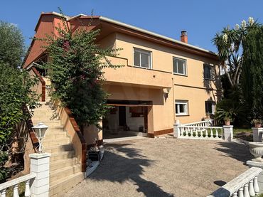 Casa amb piscina en venda a Segur de Calafell