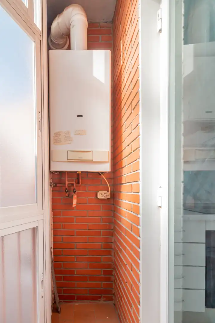 Vista exterior de Àtic en venda en Alcalá de Henares amb Jardí privat, Terrassa i Alarma