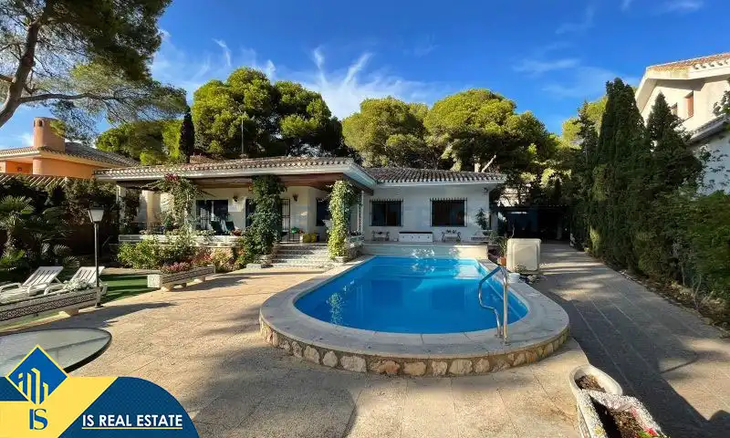 Detached house with pool for sale in Orihuela Costa
