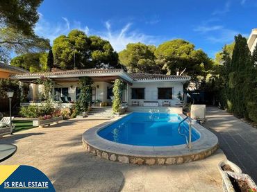 Detached house with pool for sale in Orihuela Costa