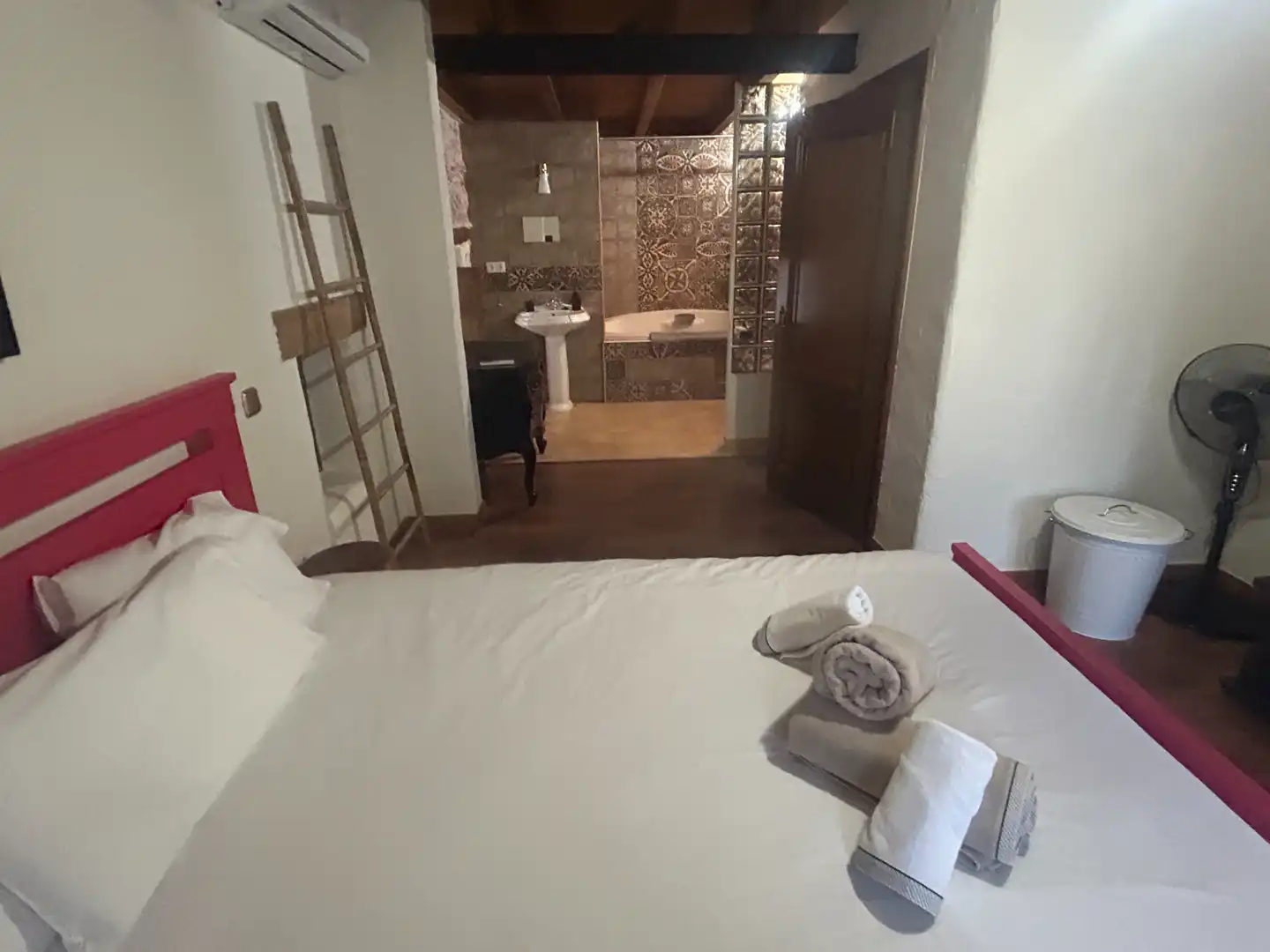 Dormitori de Casa adosada en venda en Bahabón amb Aire condicionat, Calefacció i Moblat