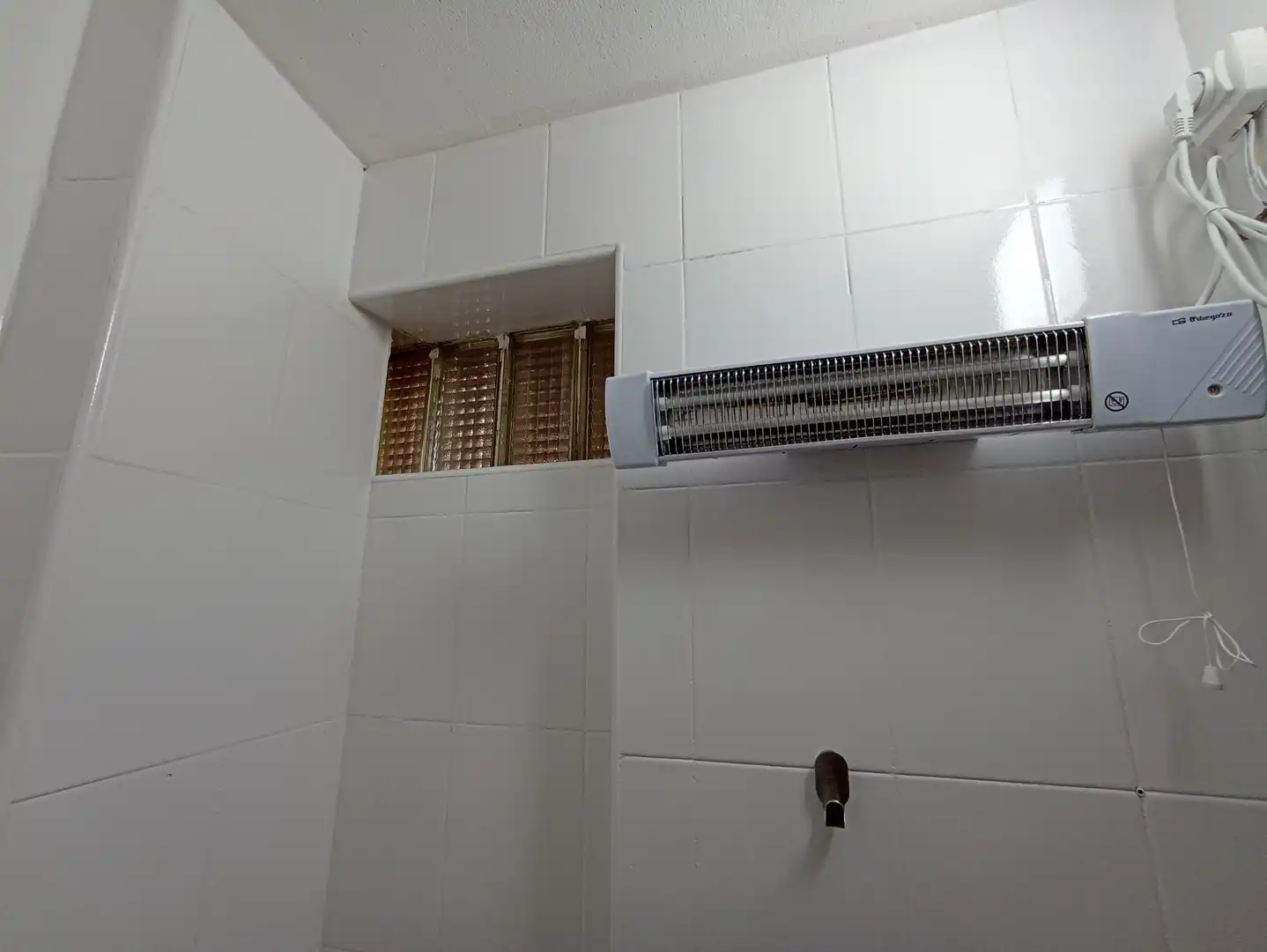 Badezimmer von Wohnung zur untervermieten in Madrid mit Heizung, Parkett und Möbliert