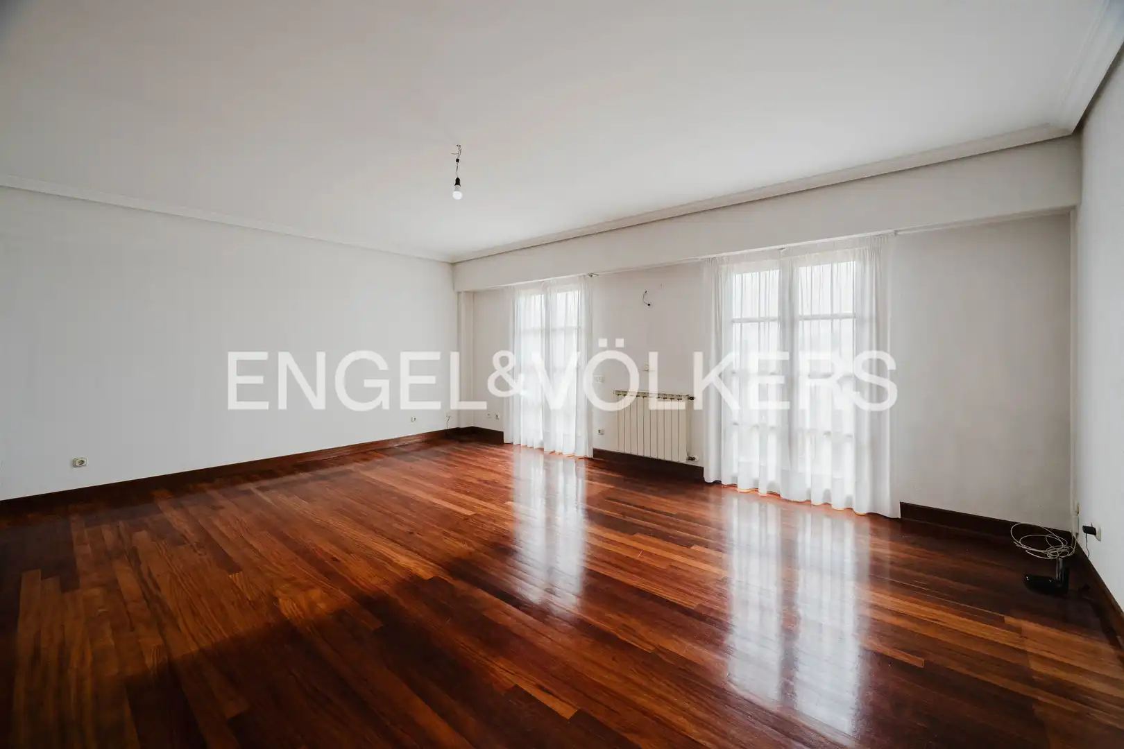 Sala d'estar de Casa adosada en venda en Donostia - San Sebastián  amb Calefacció, Jardí privat i Balcó