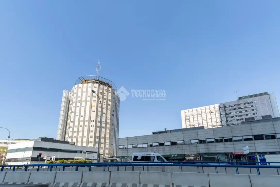 Vista exterior de Pis en venda en Madrid amb Calefacció