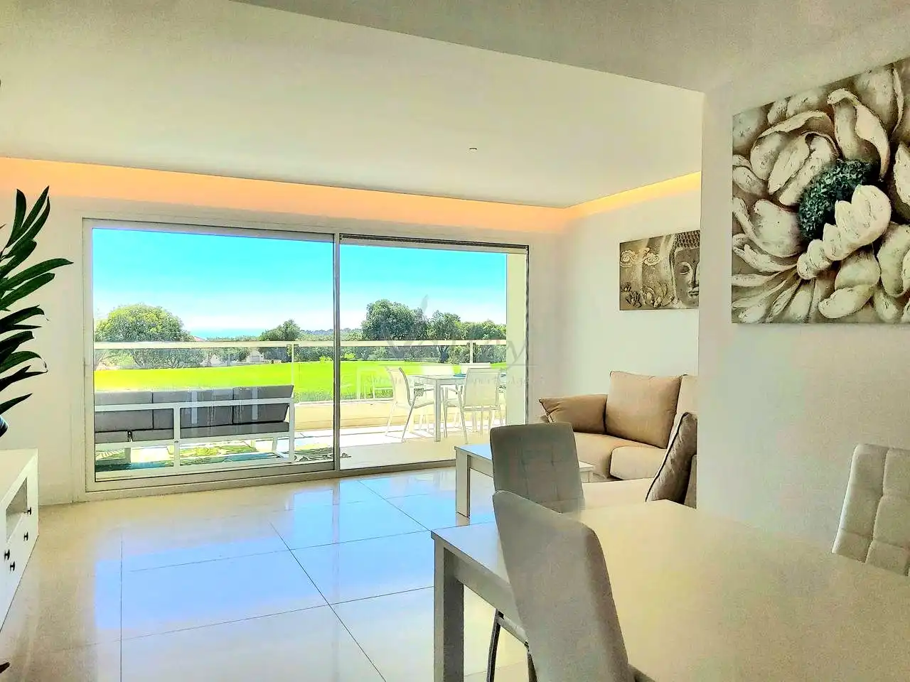 Wohnzimmer von Wohnungen zum Verkauf in Sotogrande mit Klimaanlage, Terrasse und Möbliert