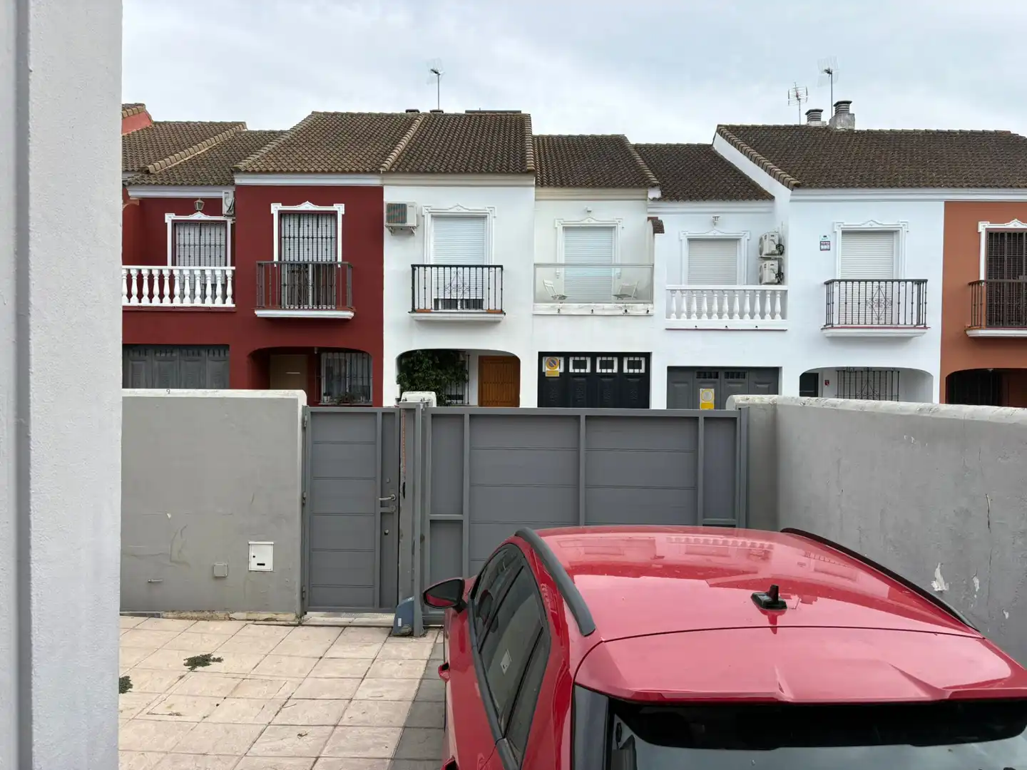 Exterior view of Houses for sale in Gines  with Air Conditioner, Private garden and Terrace