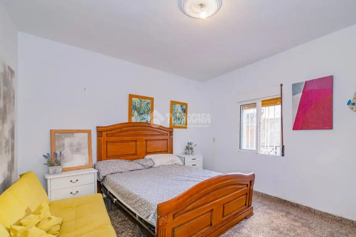 Habitación de Casa adosada en venta en Loja con Amueblado y Balcón
