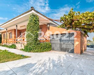 Vista exterior de Casa o xalet en venda en Nuevo Baztán amb Calefacció, Jardí privat i Terrassa