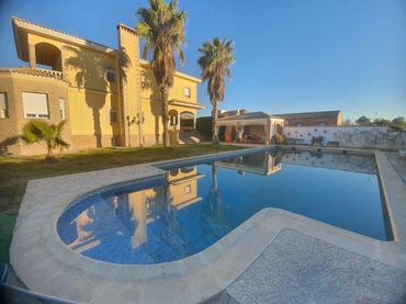 Chalet con balcón en venta en Torreperogil