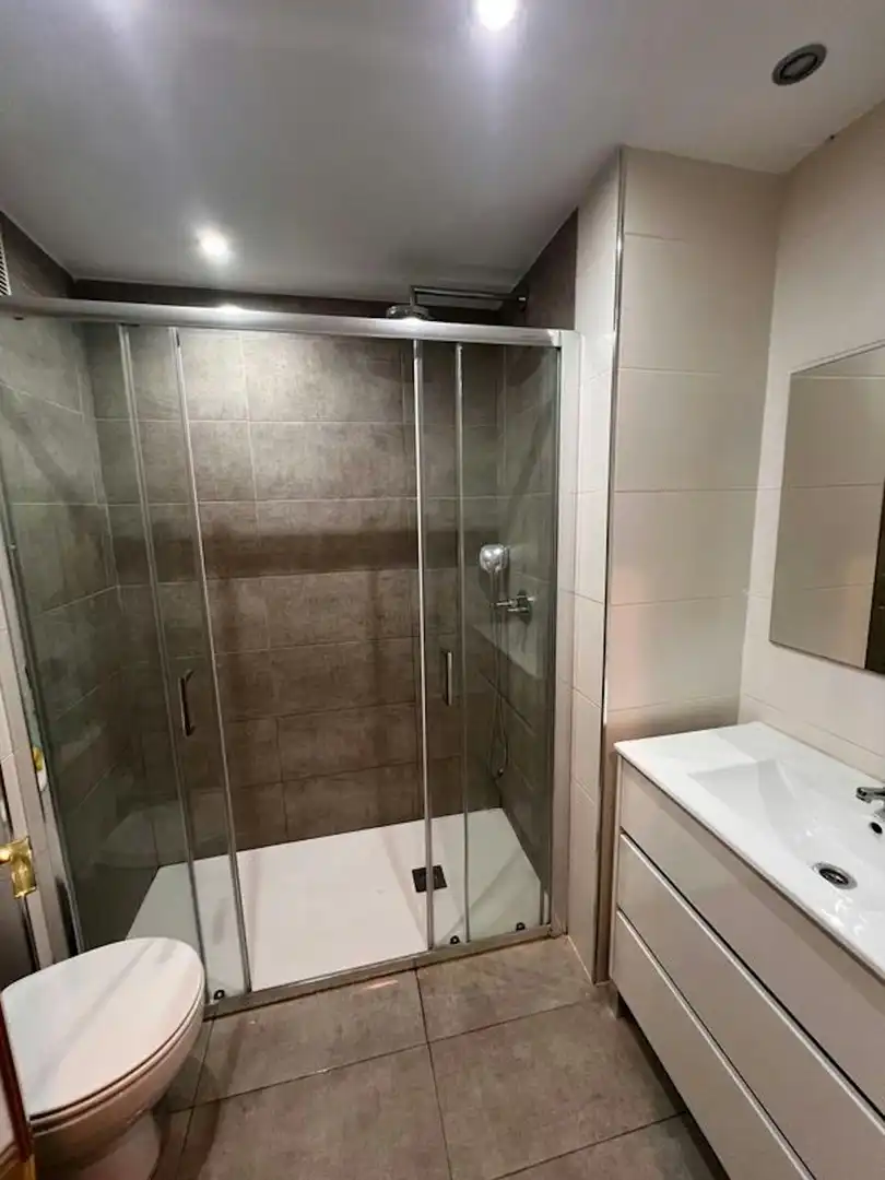Bathroom of Flat for share in Valencia  with Heating, Washing machine and TV
