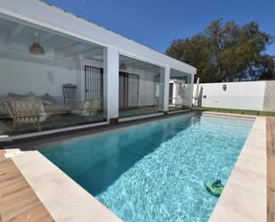 Piscina de Casa o xalet en venda en Chiclana de la Frontera amb Aire condicionat, Calefacció i Jardí privat