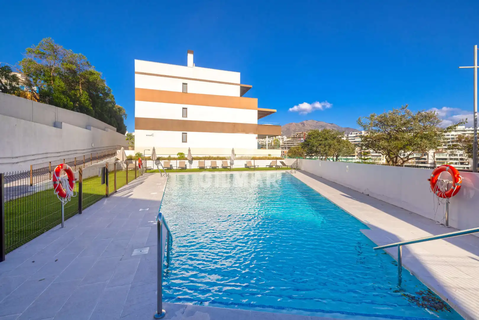 Piscina de Ático en venta en Estepona con Calefacción, Trastero y Piscina