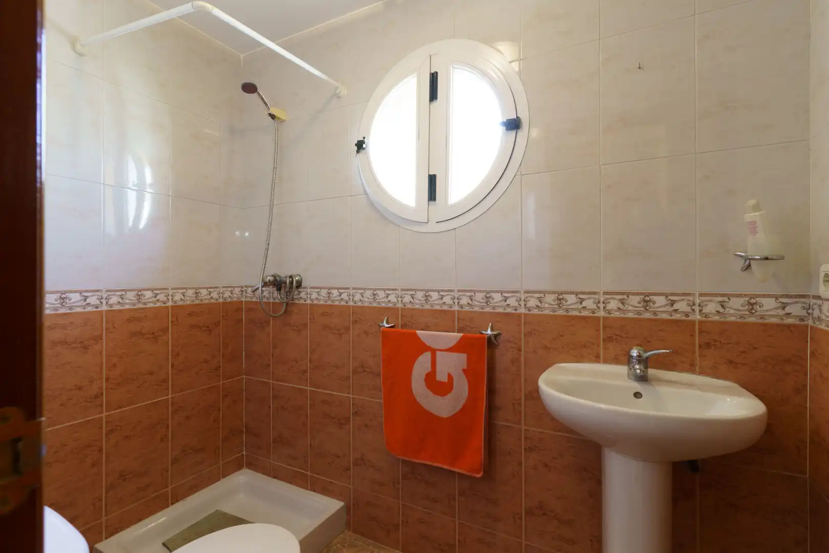 Badezimmer von Einfamilien-Reihenhaus zum Verkauf in Ogíjares mit Klimaanlage, Heizung und Terrasse