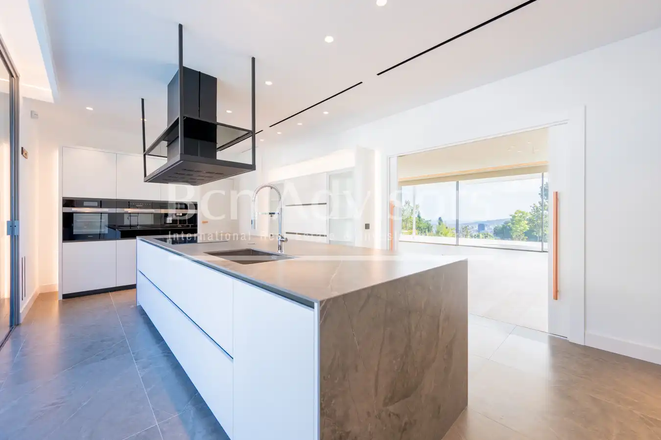 Cocina de Casa o chalet en venta en Barcelona con Aire acondicionado, Calefacción y Jardín privado