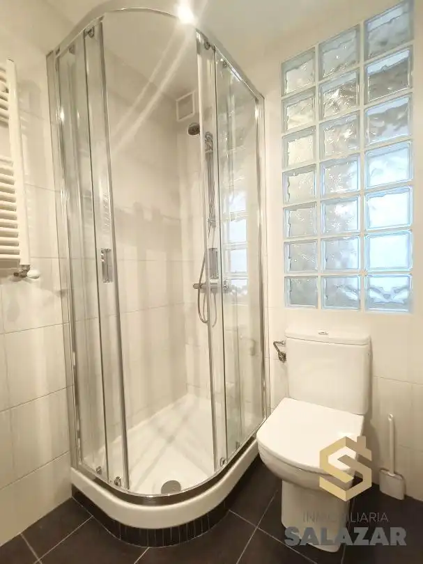 Baño de Piso de alquiler en Bilbao  con Calefacción, Terraza y Microondas