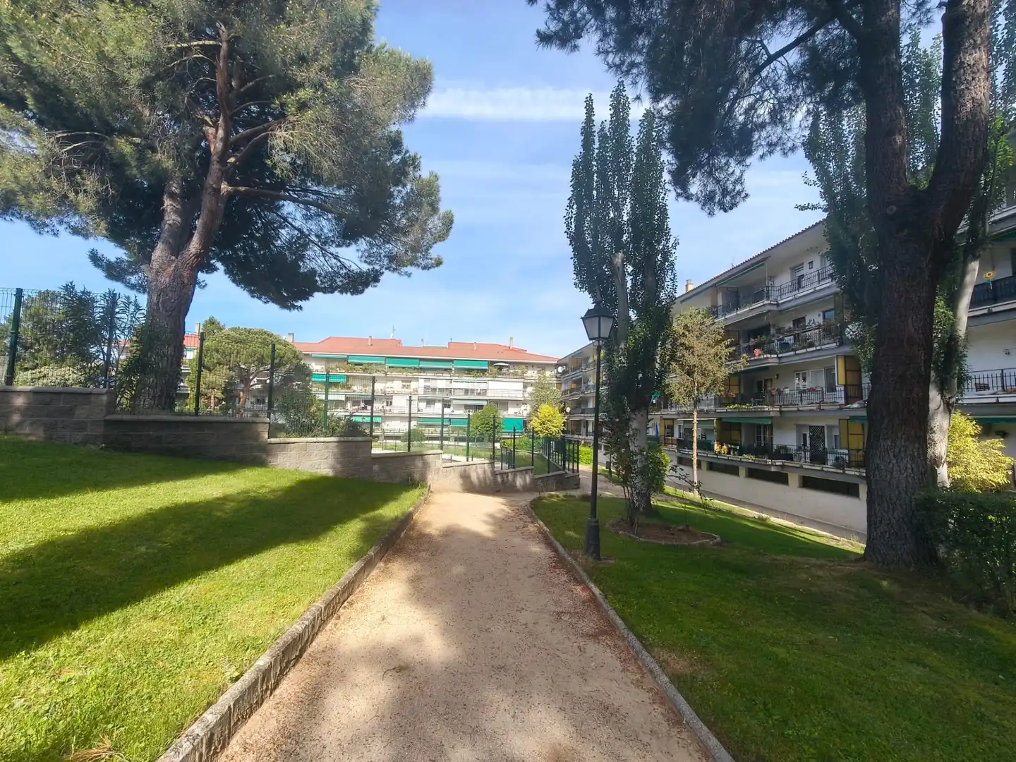 Vista exterior de Apartamento en venta en Collado Villalba con Calefacción y Piscina comunitaria