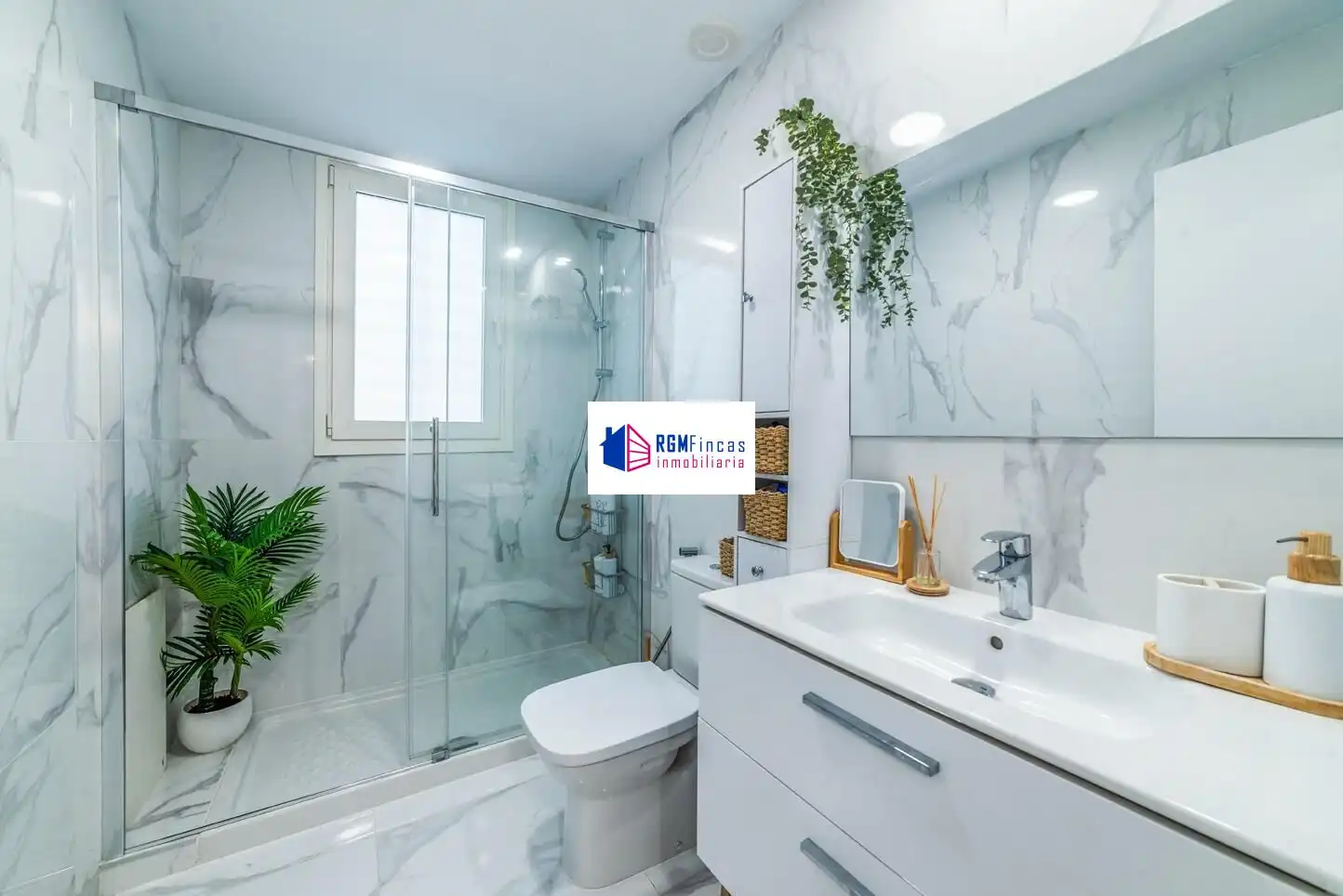 Baño de Piso en venta en Sevilla con Aire acondicionado, Calefacción y Jardín privado