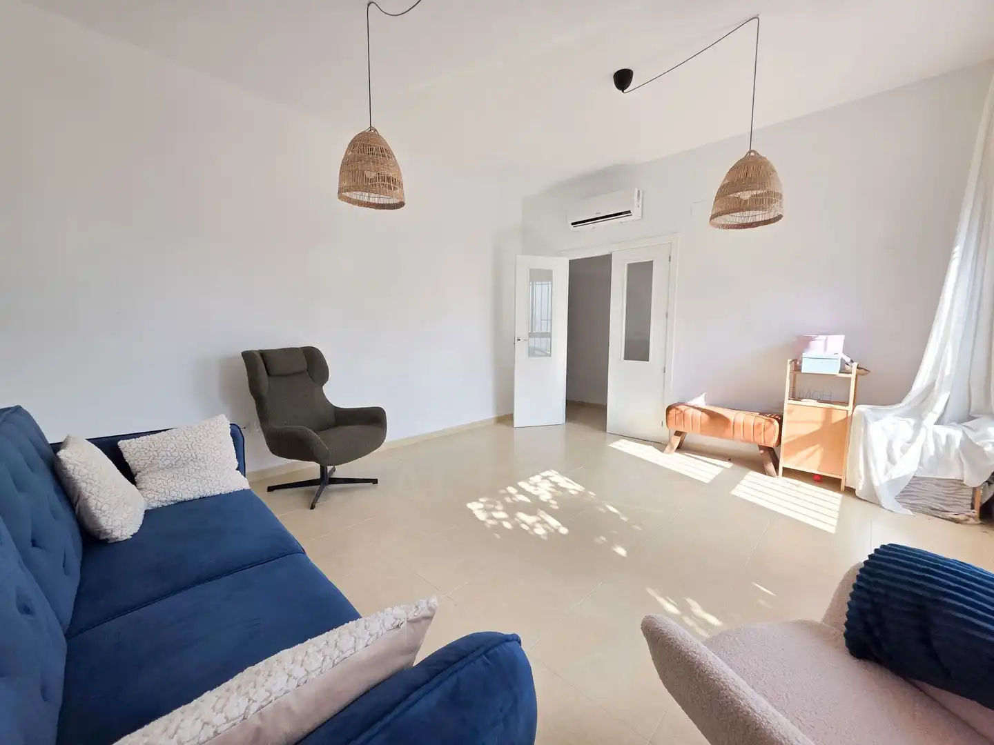 Sala d'estar de Casa adosada en venda en Lucena amb Aire condicionat i Terrassa