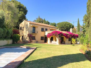 Casa con piscina en venta en Benahavís pueblo
