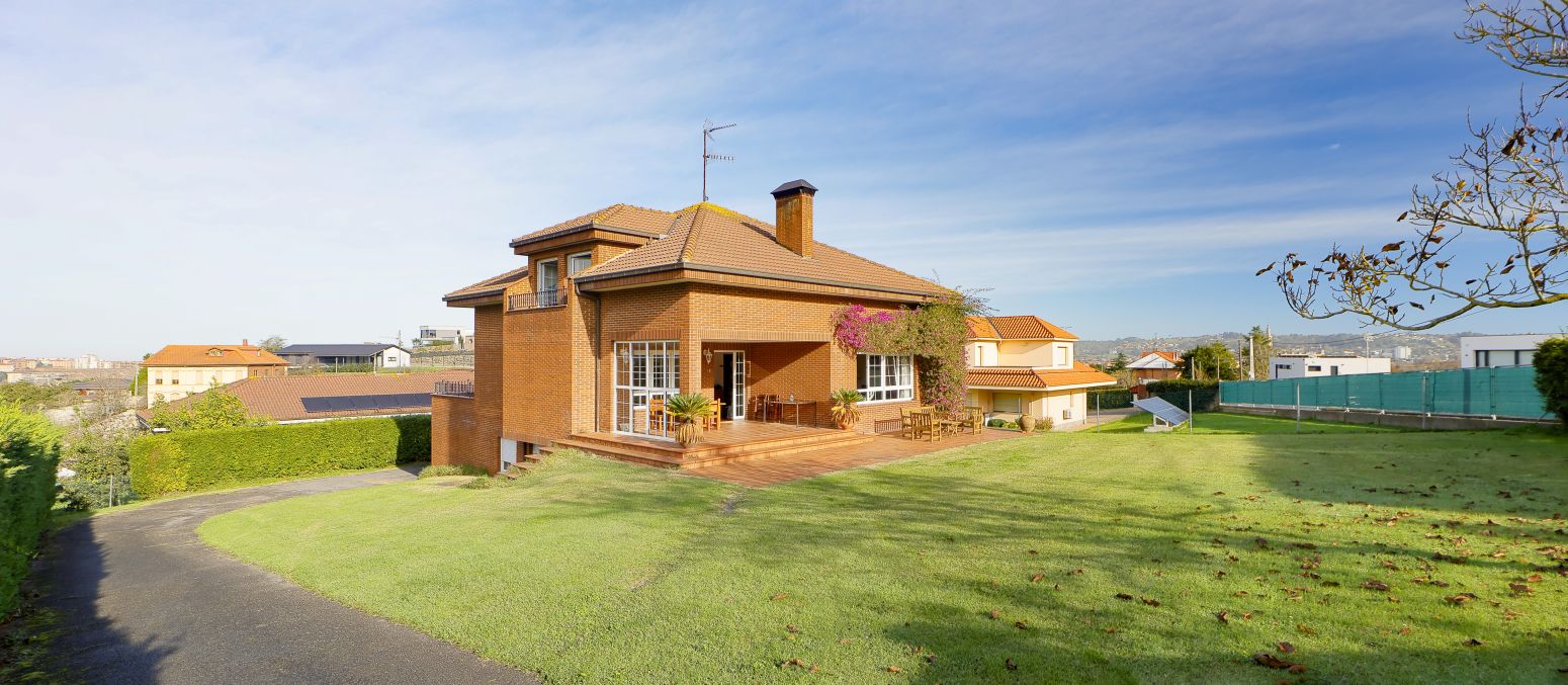 Vista exterior de Casa o chalet en venta en Gijón  con Calefacción, Parquet y Terraza