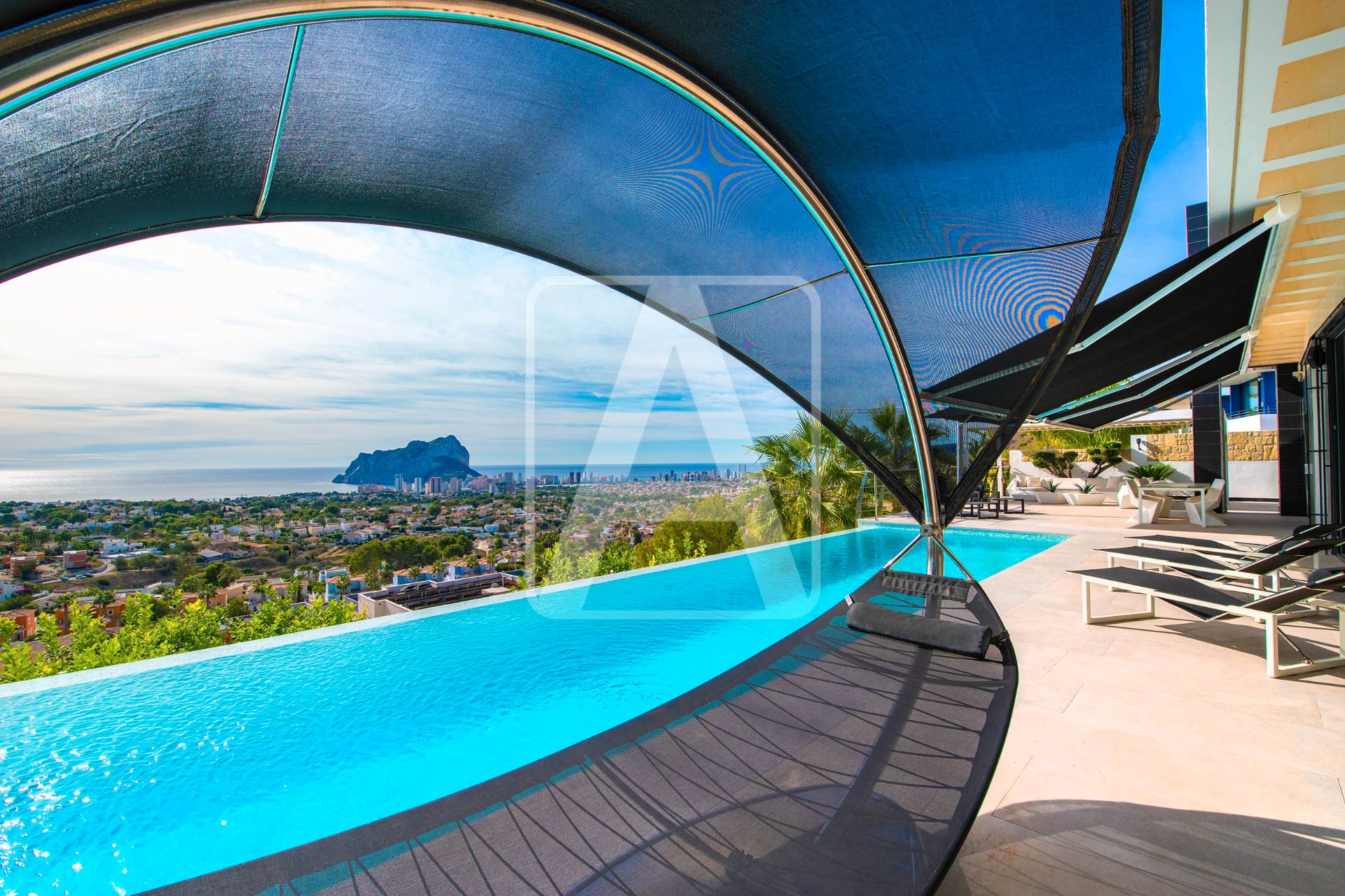 Swimming pool of House or chalet for sale in Calpe / Calp  with Air Conditioner, Heating and Private garden