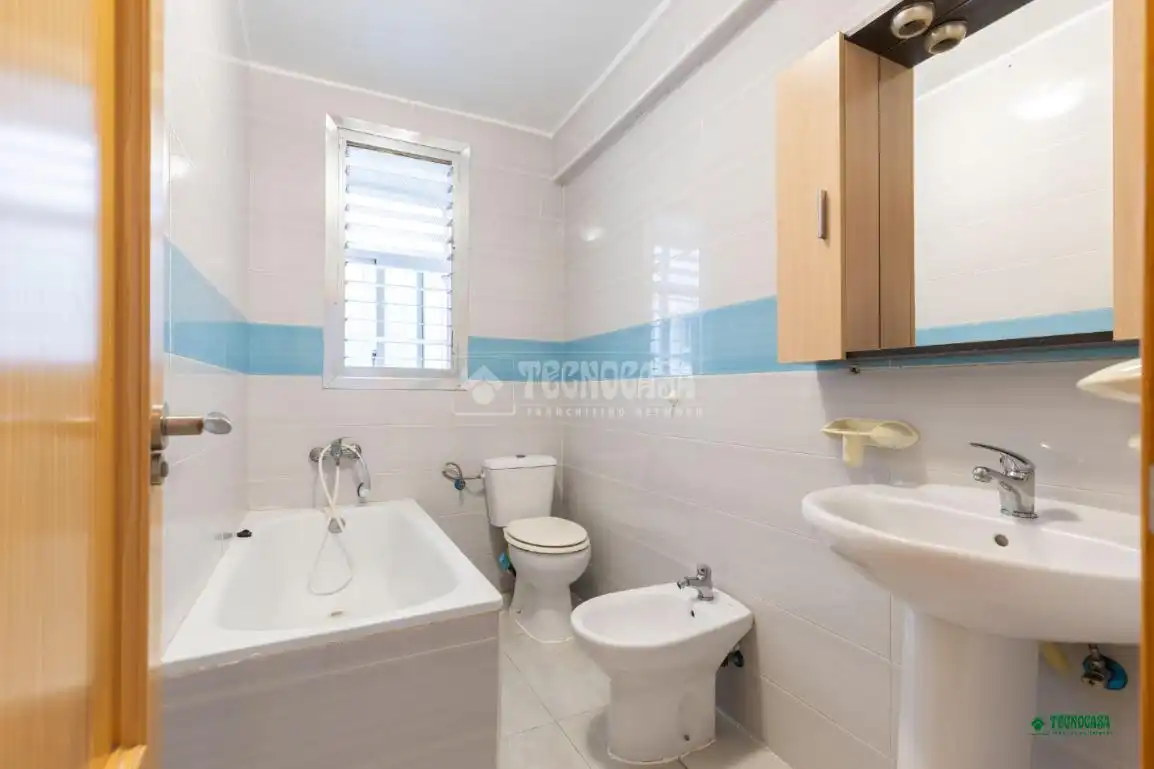 Badezimmer von Wohnung zum Verkauf in Almería mit Klimaanlage und Heizung