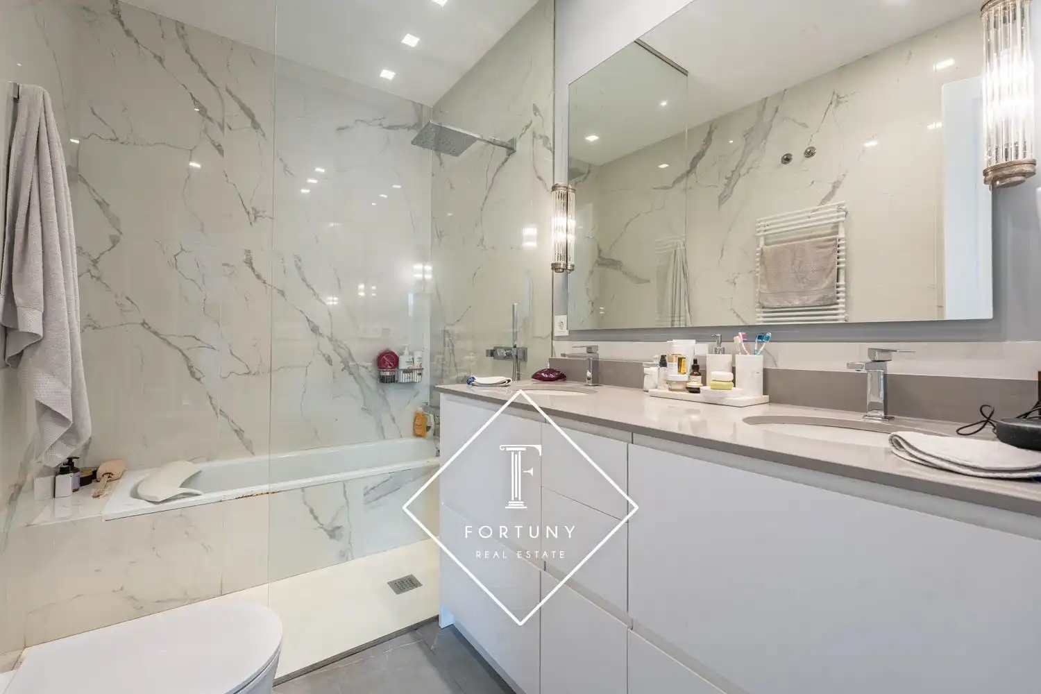 Badezimmer von Wohnung zur Miete in Madrid mit Klimaanlage und Heizung