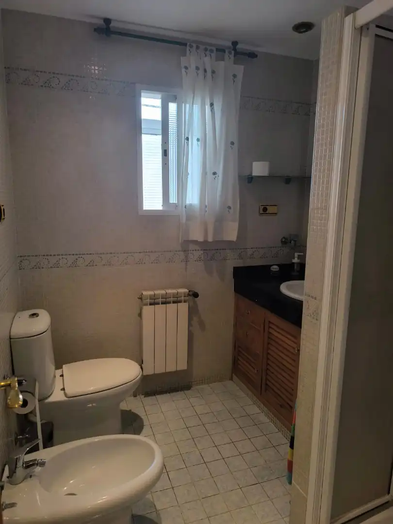 Bany de Pis de lloguer en Granada amb Aire condicionat, Calefacció i Moblat