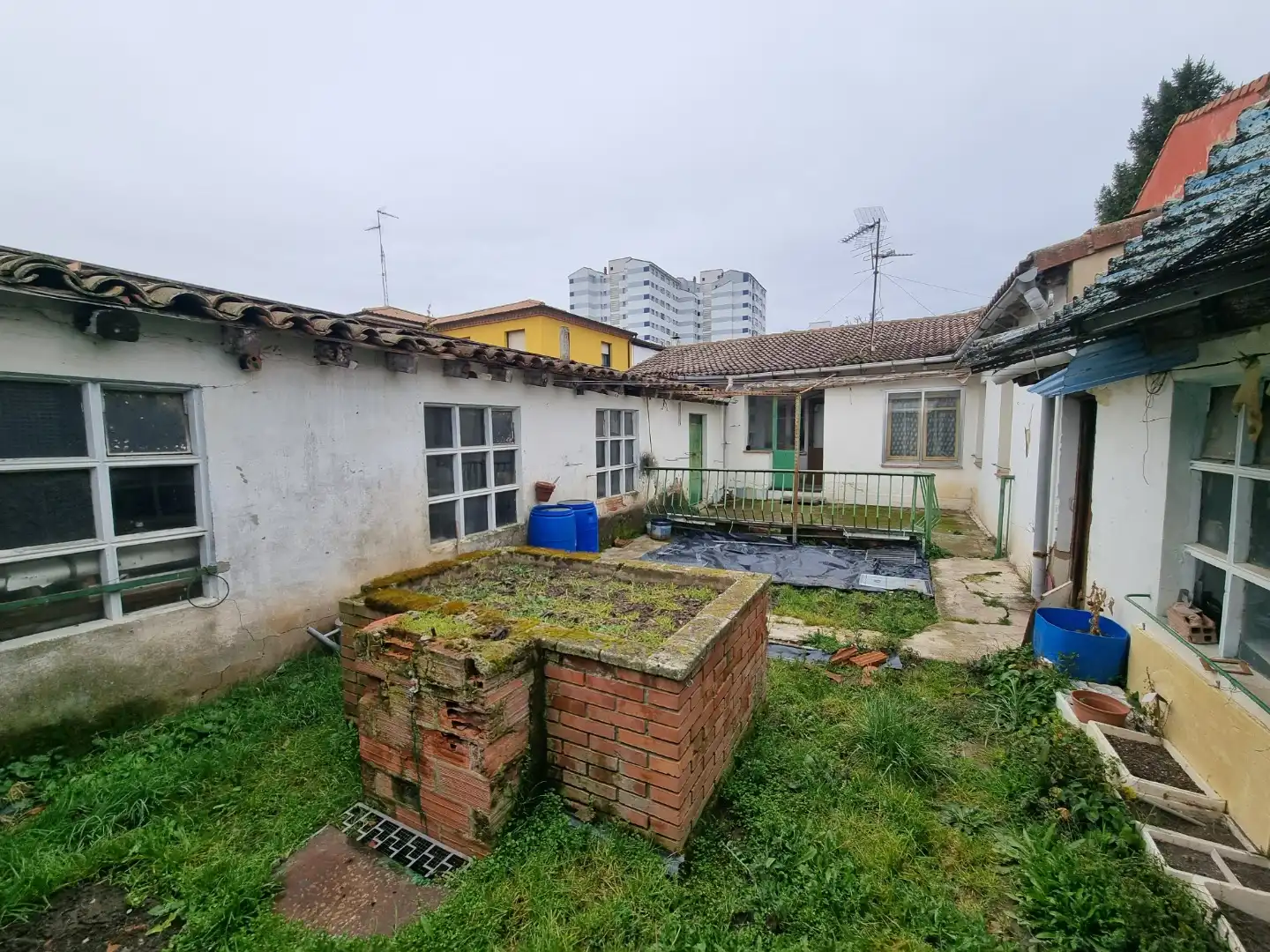 Vista exterior de Casa adosada en venda en Burgos amb Jardí privat