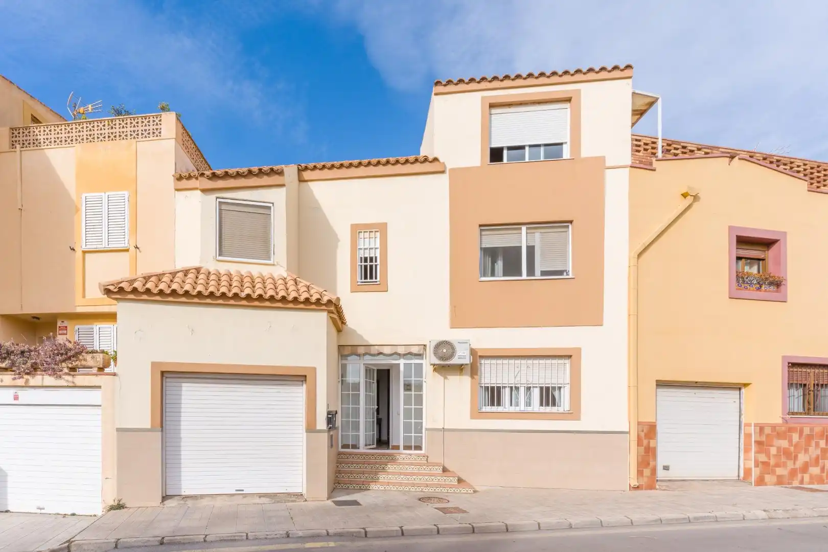 Vista exterior de Casa o chalet en venta en  Almería Capital con Aire acondicionado y Trastero