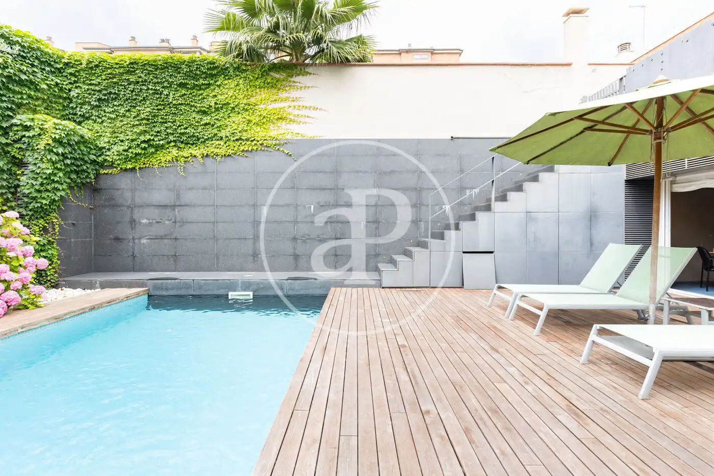 Piscina de Casa adosada en venda en Sabadell amb Aire condicionat, Calefacció i Jardí privat
