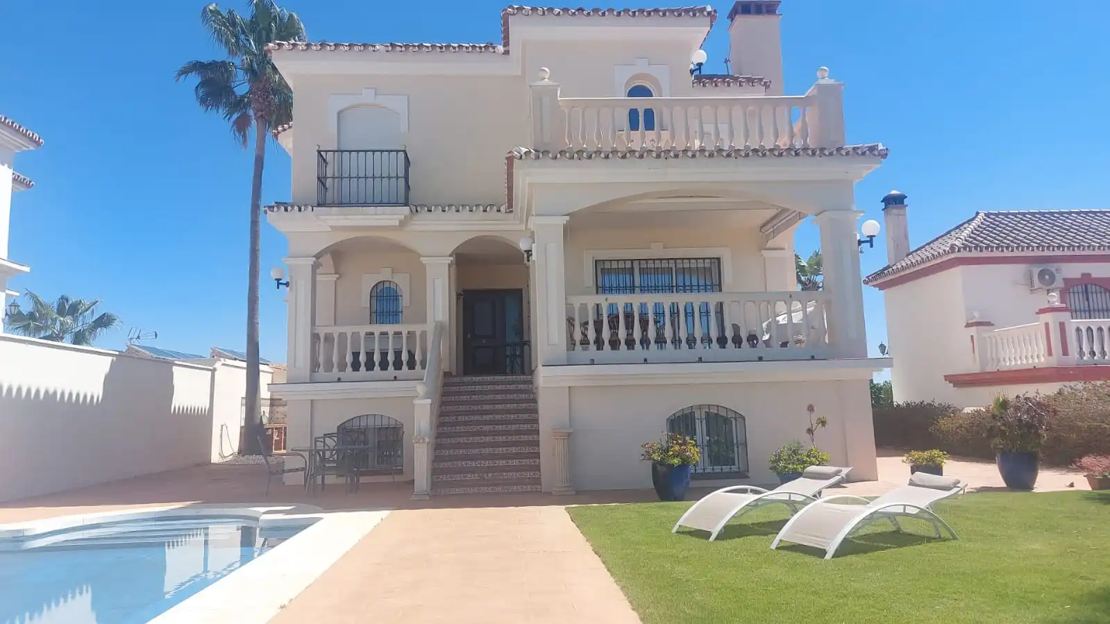 Vista exterior de Casa o chalet en venta en Málaga con Aire acondicionado, Jardín privado y Piscina