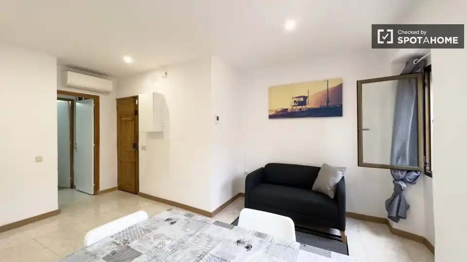 Flat with terrace to rent in Ciutat Vella, imagen 2