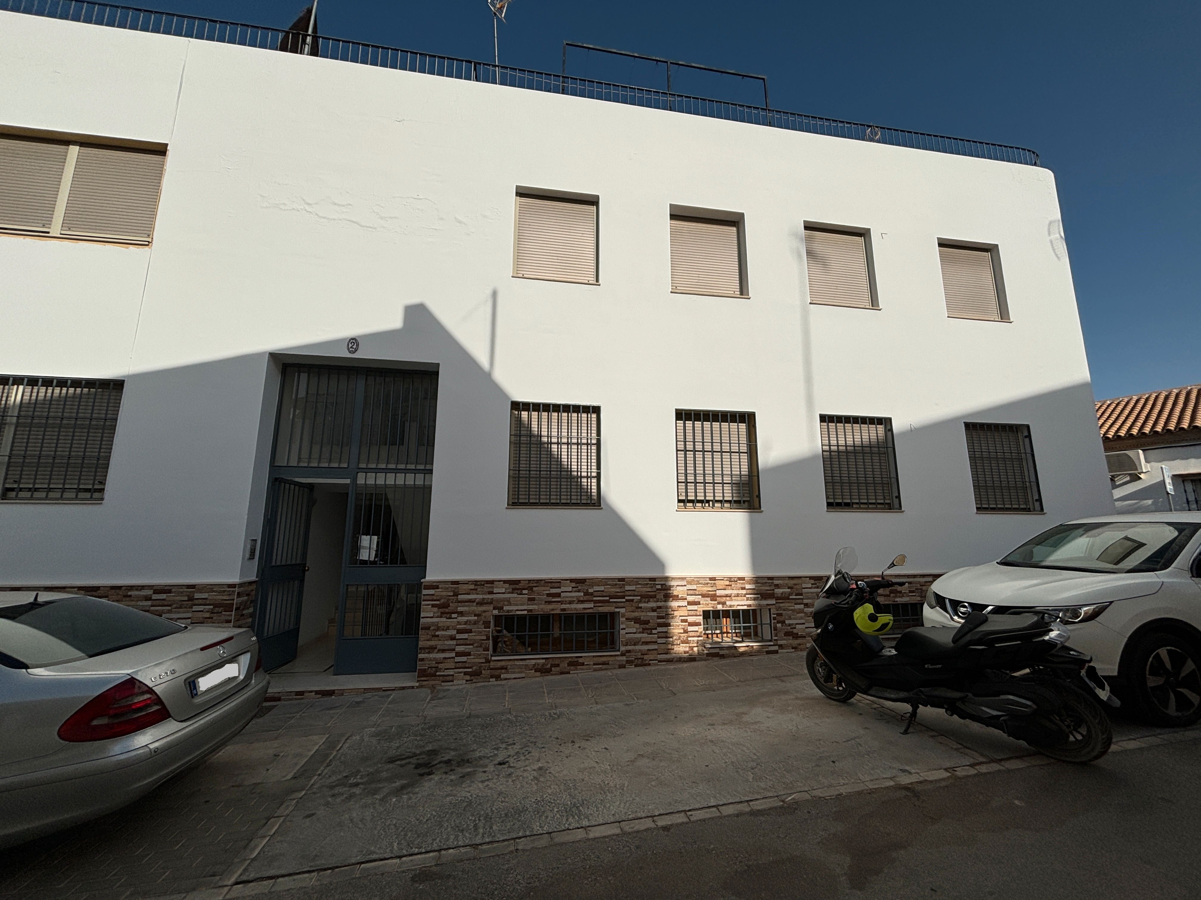 Vista exterior de Edifici en venda en Sanlúcar la Mayor