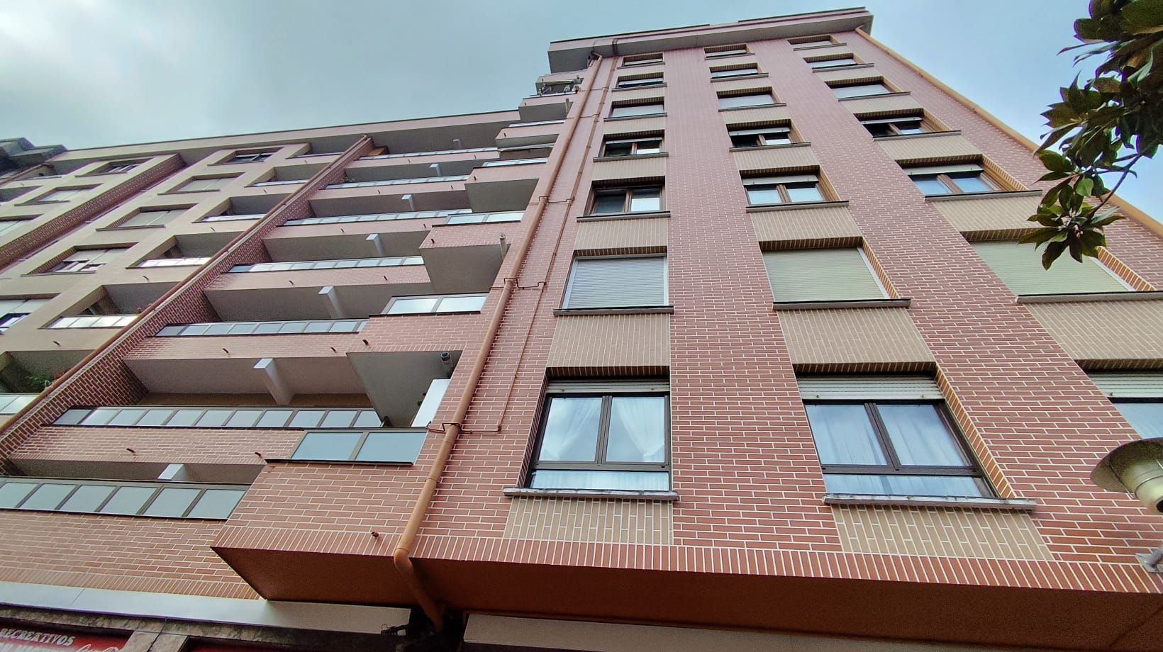 Außenansicht von Wohnung zum Verkauf in Basauri  mit Heizung, Terrasse und Abstellraum