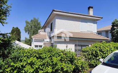 Vista exterior de Casa o xalet en venda en Navalperal de Pinares amb Calefacció, Jardí privat i Terrassa