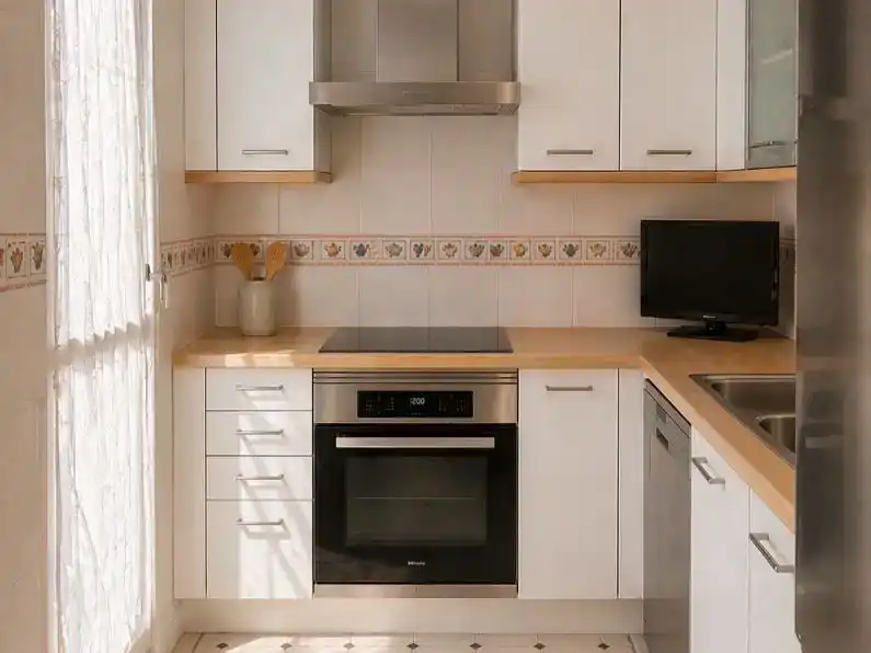 Cuina de Apartament de lloguer en  Madrid Capital amb Aire condicionat, Piscina i Balcó
