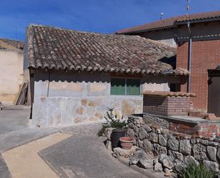 Vista exterior de Casa adosada en venda en Castromocho amb Terrassa