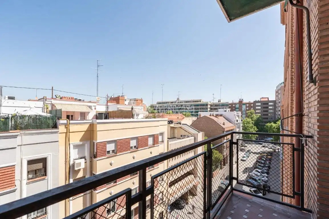 Vista exterior de Piso en venta en Madrid con Calefacción, Parquet y Balcón