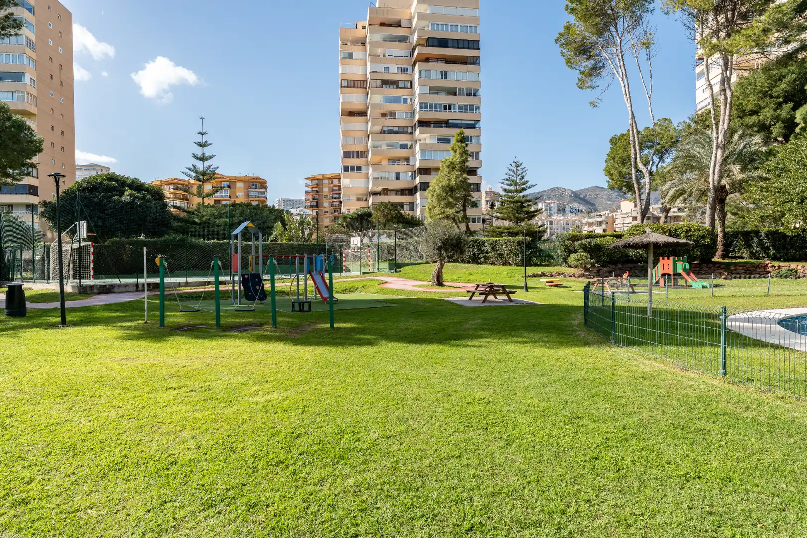 Jardí de Casa adosada en venda en Torremolinos amb Aire condicionat, Terrassa i Moblat