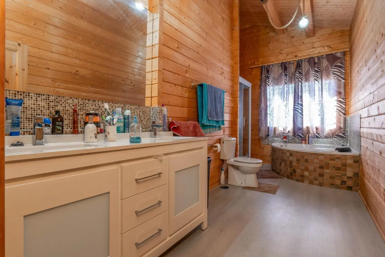 Bathroom of Houses for sale in Cúllar Vega  with Air Conditioner, Heating and Terrace