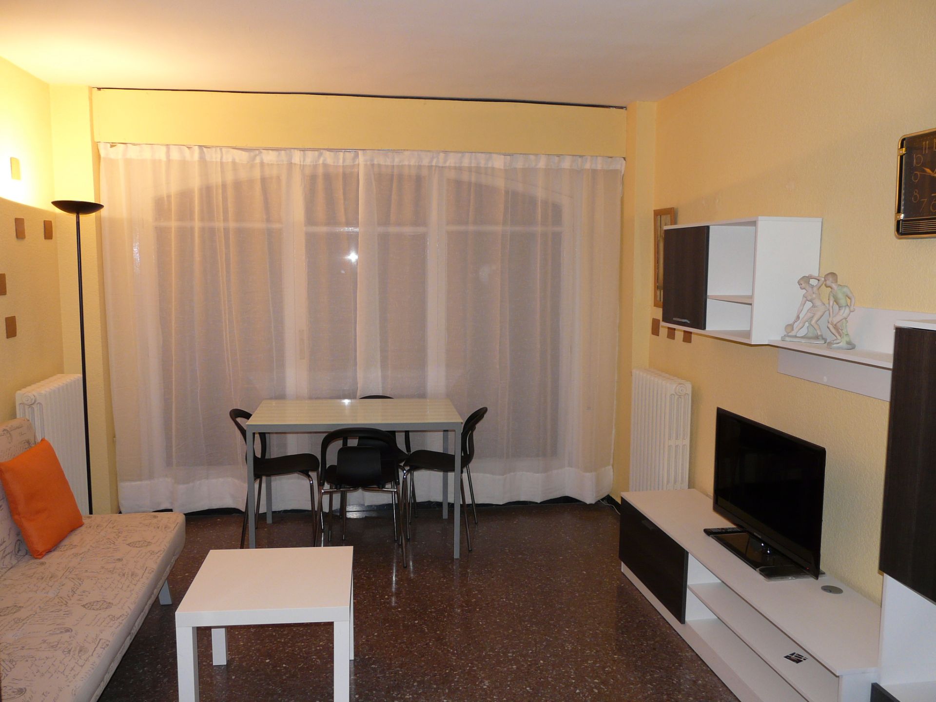 Living room of Flat to rent in  Zaragoza Capital  with Heating, Oven and Washing machine