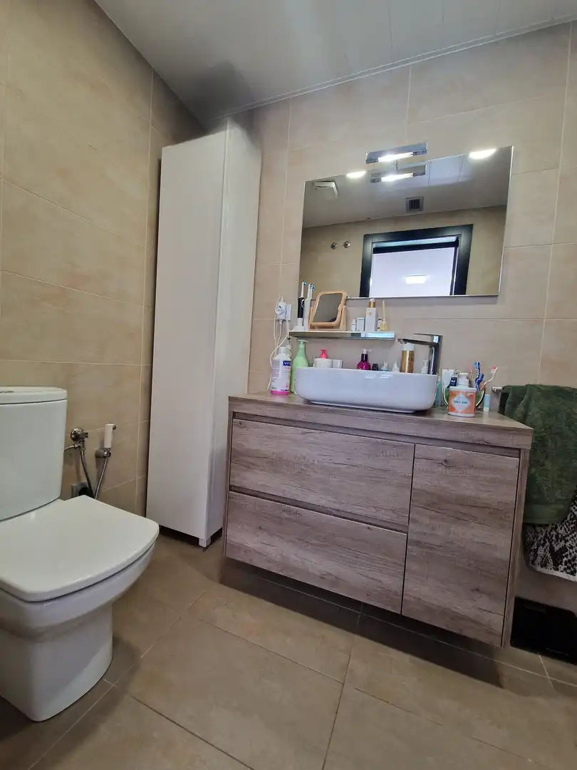 Badezimmer von Einfamilien-Reihenhaus zum Verkauf in Dosrius mit Klimaanlage, Heizung und Gemeinschaftspool