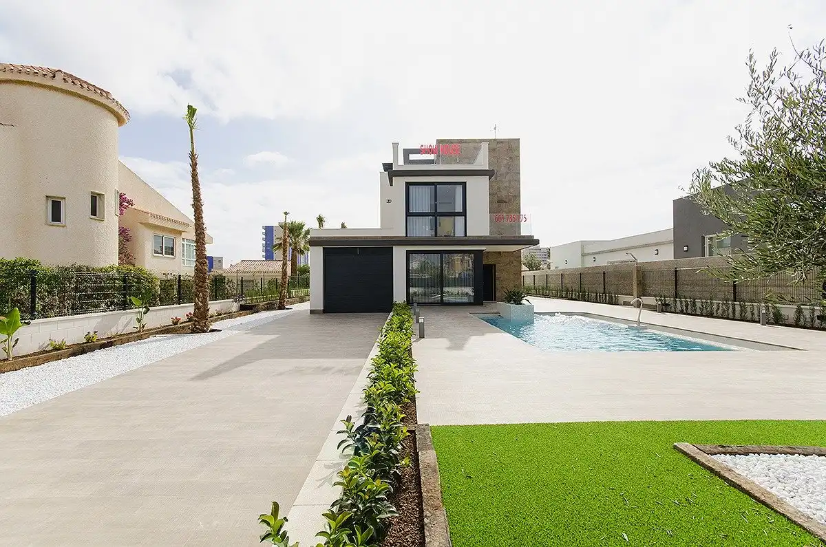 Detached house with terrace for sale in Calle Julia Orbaiceta, imagen 6