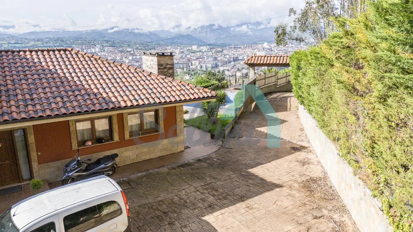 Vista exterior de Casa o chalet en venta en Oviedo  con Calefacción, Jardín privado y Parquet