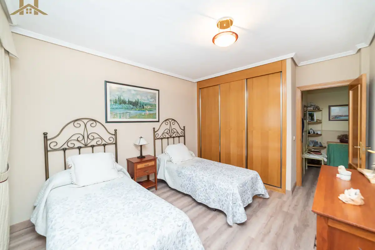 Habitación de Casa adosada en venta en Boadilla del Monte con Aire acondicionado, Calefacción y Jardín privado