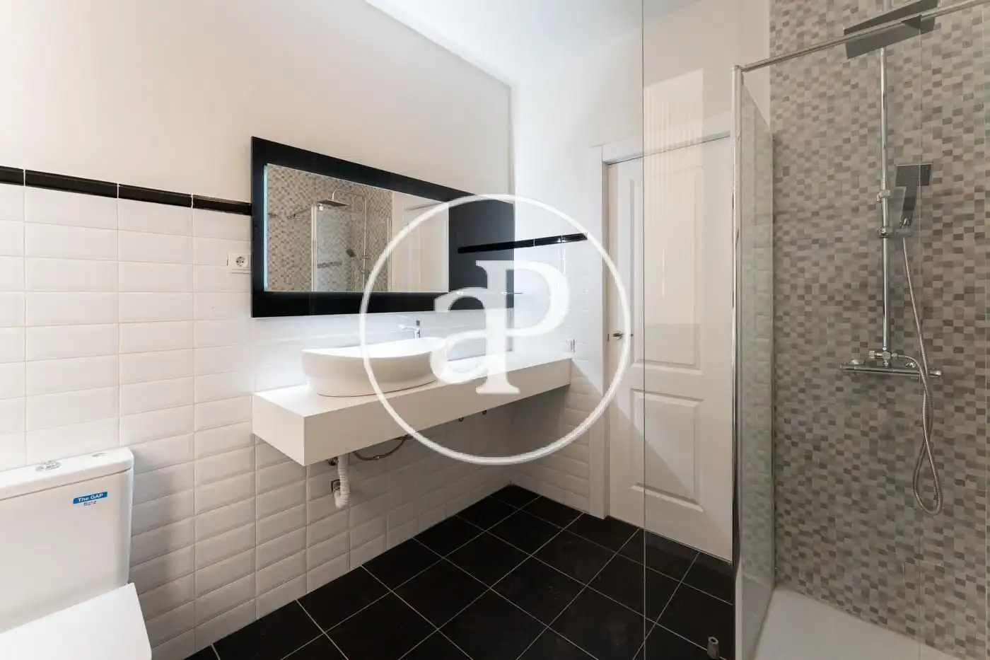 Bathroom of Flat for rent in Madrid  with Air Conditioner, Heating and Balcony