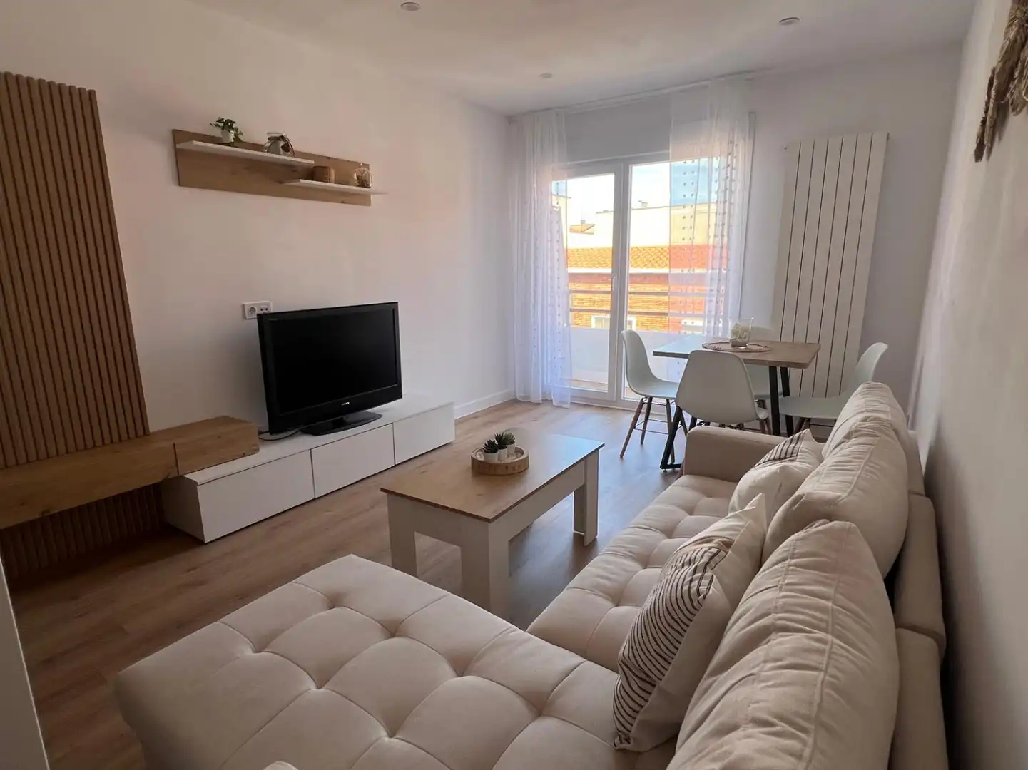 Living room of Flat for sale in  Logroño  with Heating, Furnished and Balcony