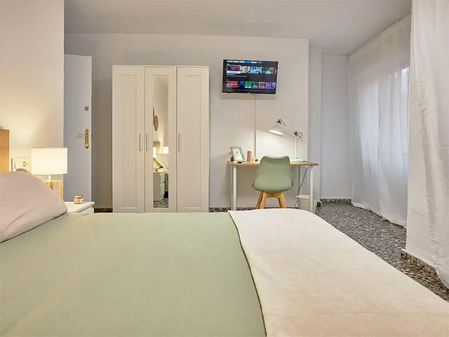 Bedroom of Flat for share in Casco Urbano