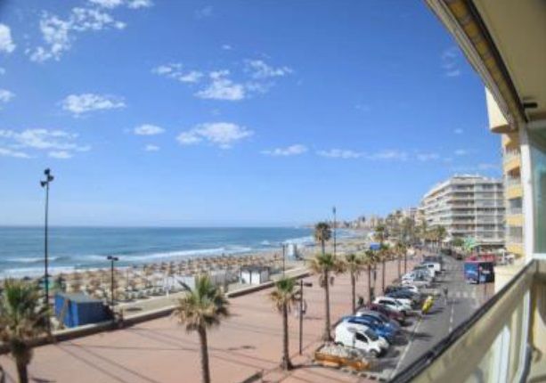 Exterior view of Flat for sale in Fuengirola  with Air Conditioner and Terrace
